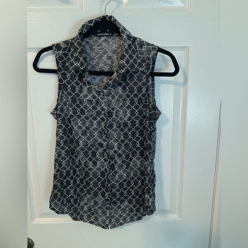 David cline women’s size small sleeveless top.